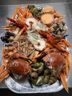 Guernsey zeevruchtenschotel met kreeft en krab
