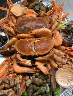 Saint-Malo zeevruchtenschotel met twee krabben